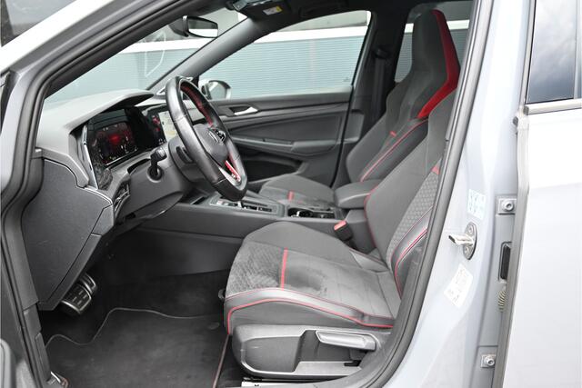 Volkswagen GOLF 2.0 TSI GTI CLUBSPORT 300 PK / PANO / IQ LIGHT / HARMAN KARDON / HEAD UP DISPLAY / MOONSTONE GREY
