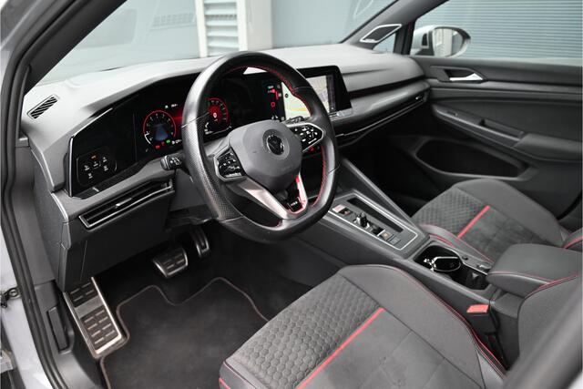 Volkswagen GOLF 2.0 TSI GTI CLUBSPORT 300 PK / PANO / IQ LIGHT / HARMAN KARDON / HEAD UP DISPLAY / MOONSTONE GREY