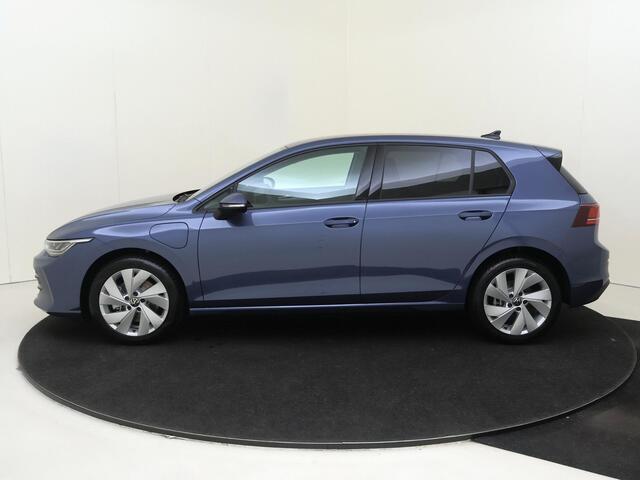 Volkswagen GOLF Life Edition eHybrid | 'App-Connect' draadloze smartphone integratie | Achterbank in ongelijke delen neerklapbaar incl. middenarmsteun en doorlaadmogelijkheid | Afstandscontrolesysteem (Front Assist)