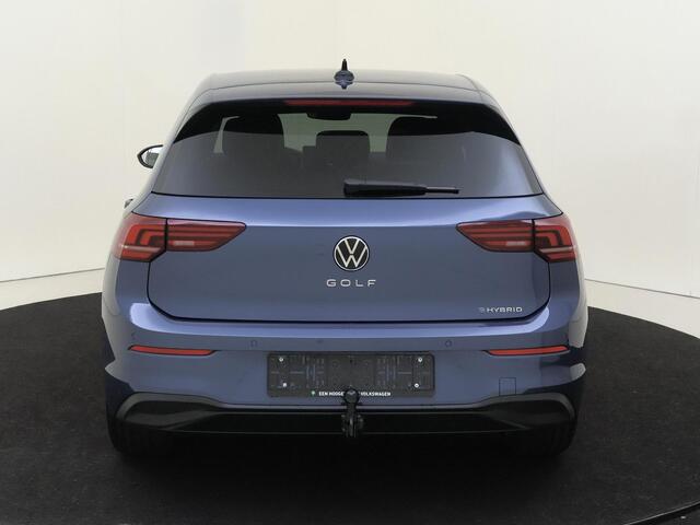 Volkswagen GOLF Life Edition eHybrid | 'App-Connect' draadloze smartphone integratie | Achterbank in ongelijke delen neerklapbaar incl. middenarmsteun en doorlaadmogelijkheid | Afstandscontrolesysteem (Front Assist)
