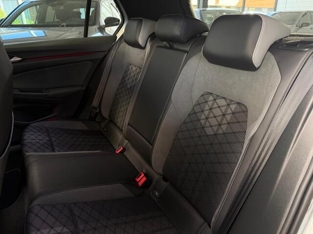 Volkswagen GOLF 1.5 eTSI R-Line / Pano / Camera / CarPlay /