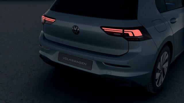 Volkswagen GOLF Life Edition eHybrid | 'App-Connect' draadloze smartphone integratie | Achterbank in ongelijke delen neerklapbaar incl. middenarmsteun en doorlaadmogelijkheid | Afstandscontrolesysteem (Front Assist)