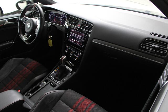 Volkswagen GOLF 2.0 TSI GTI TCR Panoramadak | Akrapovic | DCC | 19" Reifnitz | Active Lightning |