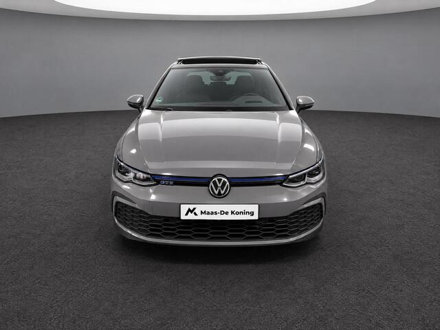 Volkswagen GOLF 1.4 eHybrid 245pk DSG GTE · Panoramadak · Camera · Head-Up Display · Inklap. Trekhaak · Apple/Android Car Play · Parkeerassistent · Garantie t/m 19-12-2026 of 100.000km