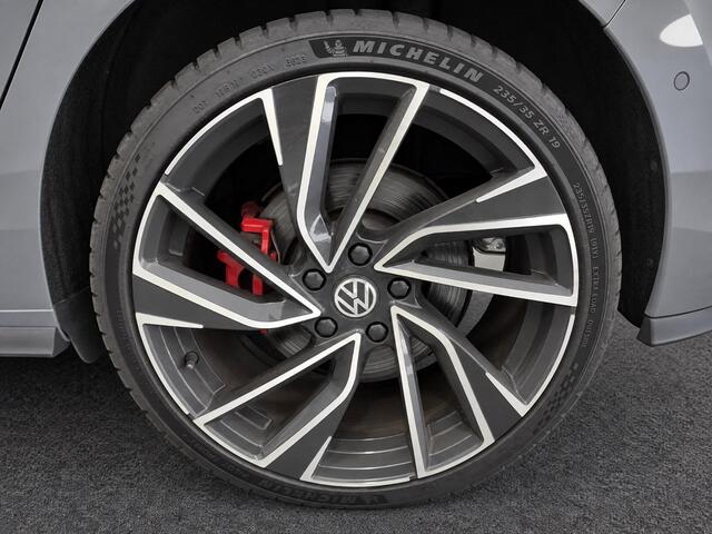 Volkswagen GOLF 1.4 eHybrid 245pk DSG GTE · Panoramadak · Camera · Head-Up Display · Inklap. Trekhaak · Apple/Android Car Play · Parkeerassistent · Garantie t/m 19-12-2026 of 100.000km