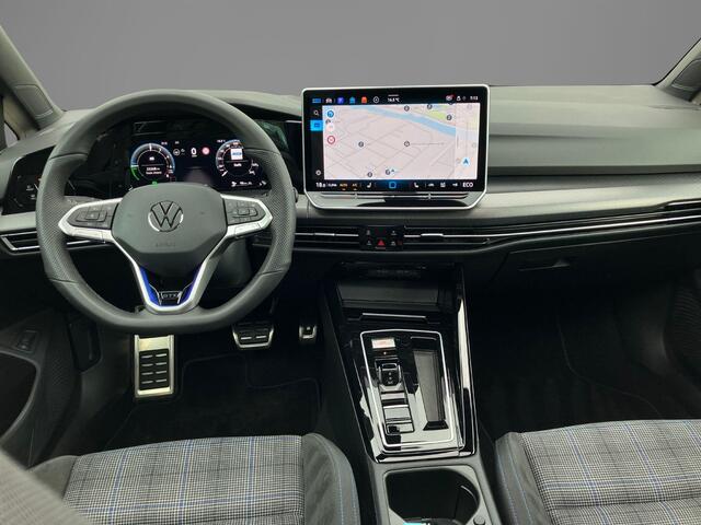Volkswagen GOLF 1.5eHybrid 200kW/272PK GTE Black Style · Panoramadak · Trekhaak · Camera · Apple/Android Car Play · Garantie t/m 10-09-2030 of 10000km.