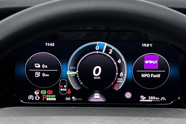 Volkswagen GOLF Life plus 1.5 TSI eHybrid | Stoelverwarming | Adaptieve cruise control | Camera