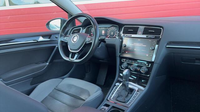 Volkswagen GOLF 1.5 TSI Highline Business AUTOMAAT / PANORAMADAK / KEYLESS / TREKHAAK / FULL LED / CAMERA / STOELVERW / SFEER / CLIMA