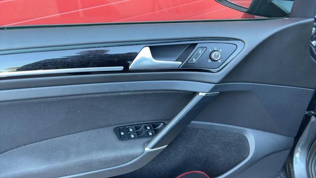 Volkswagen GOLF 1.5 TSI Highline Business AUTOMAAT / PANORAMADAK / KEYLESS / TREKHAAK / FULL LED / CAMERA / STOELVERW / SFEER / CLIMA