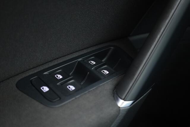 Volkswagen GOLF 1.0 TSI Comfortline | Rijklaar! | Adapt. Cruise | Camera | Stoelverw. | CarPlay + NAV | Trekhaak | DAB