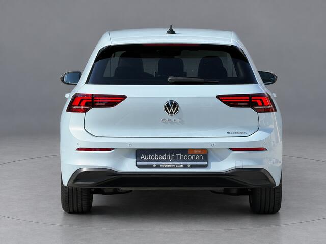 Volkswagen GOLF 1.5 eHybrid Life Edition | keyless | camera | dodehoek |