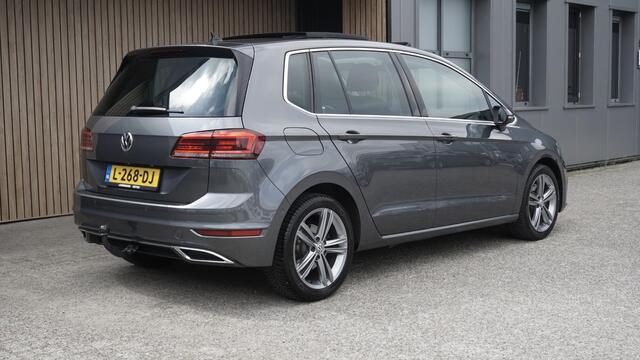 Volkswagen GOLF SPORTSVAN 1.5 TSI 150pk DSG Highline Executive Pano.dak LED Trekhaak Keyless Stoel&Stuurverwarming Standkachel *Complete Golf*