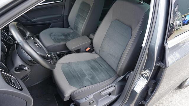 Volkswagen GOLF SPORTSVAN 1.5 TSI 150pk DSG Highline Executive Pano.dak LED Trekhaak Keyless Stoel&Stuurverwarming Standkachel *Complete Golf*