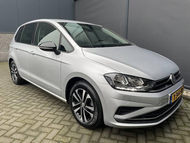 Volkswagen GOLF SPORTSVAN 1.5 TSI ACT Comfortline Airco - Cruise control - Navigatiesysteem - Parkeersensoren voor en achter - Trekhaak - Voorstoelen verwarmd - Licht metalen velgen 16 inch - Radio - Start/stop systeem - Stuur leder - Stuur