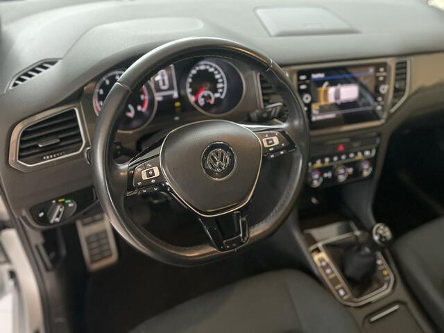 Volkswagen GOLF SPORTSVAN 1.5 TSI ACT Comfortline Airco - Cruise control - Navigatiesysteem - Parkeersensoren voor en achter - Trekhaak - Voorstoelen verwarmd - Licht metalen velgen 16 inch - Radio - Start/stop systeem - Stuur leder - Stuur