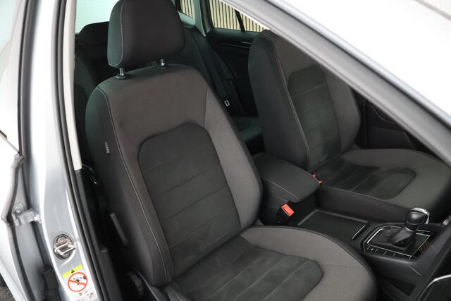 Volkswagen GOLF SPORTSVAN 1.5 TSI ACT 130pk DSG Highline Trekhaak Camera LED Navigatie