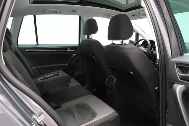 Volkswagen GOLF SPORTSVAN 1.5 TSI ACT Highline Edition | PANORAMADAK | DRAADLOZE LADER | TREKHAAK | 18"