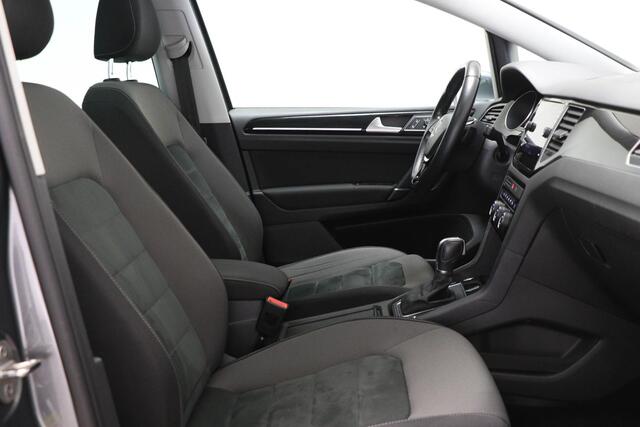 Volkswagen GOLF SPORTSVAN 1.5 TSI ACT Highline Edition | PANORAMADAK | DRAADLOZE LADER | TREKHAAK | 18"
