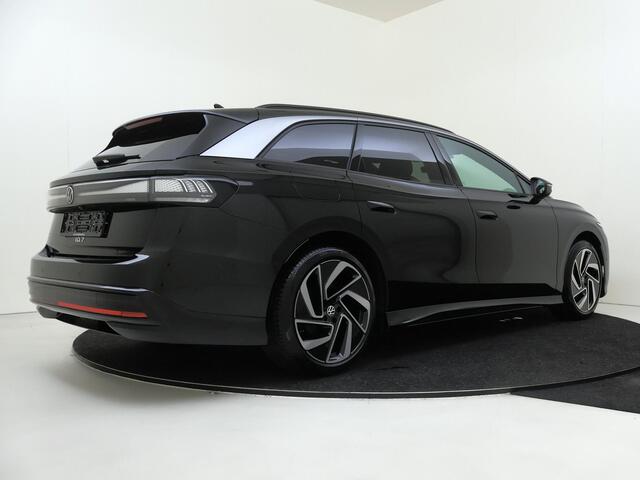 Volkswagen ID ID.7 Tourer Pro 77 kWh | Harmann\Kardon | 360 camera | Head-op display | Parkeerassistent | Stoelverwarming voor en achter | LED matrix verlichting | Warmtepomp | Elektrisch verstelbare voorstoelen met geheugen |