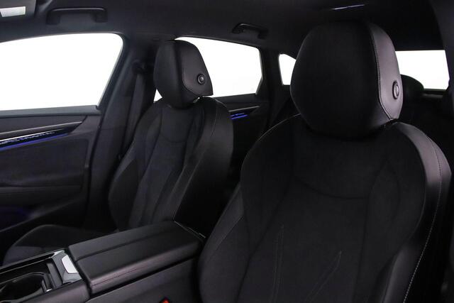 Volkswagen ID ID.7 Pro Business 286pk Automaat Trekhaak, Adaptive cruise control, 360 camera, Elektrische achterklep, Achteruitrijcamera, LED matrix koplampen