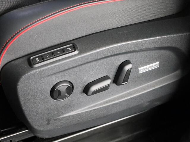 Volkswagen ID. Buzz GTX 86 kWh LWB 7p. 340 pk | Verlengde garantie | Navigatie | Trekhaak (wegklapbaar) | Parkeersensoren (Park assist) | Achteruitrijcamera | Stoelverwarming v/a |