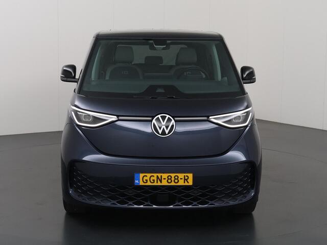 Volkswagen ID. Buzz Pro Advantage 77 kWh | SOH 96% | Elektrisch verstelbare Comfortstoelen | Navigatie | Camera | DAB | Stoelverwarming | DAB | Apple CarPlay/Android Auto | Elektrische schuifdeuren | Trekhaak | 5 Persoons | Ele. kofferdeksel |