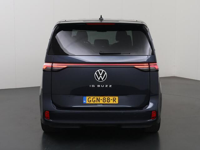 Volkswagen ID. Buzz Pro Advantage 77 kWh | SOH 96% | Elektrisch verstelbare Comfortstoelen | Navigatie | Camera | DAB | Stoelverwarming | DAB | Apple CarPlay/Android Auto | Elektrische schuifdeuren | Trekhaak | 5 Persoons | Ele. kofferdeksel |