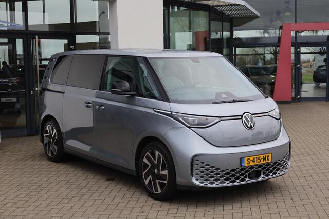 Volkswagen ID. Buzz 1st 77kWh 204PK / 150kW, NL auto, wegklapbare trekhaak, 20" 'Solna' LMV, LED Matrix (IQ.Lights), stoel- en stuurwielverwarming, privacy glas, achteruitrijcamera, climatronic, adaptieve cruise control (acc), navigatie, keyless entry & go, verwarmbare voorr
