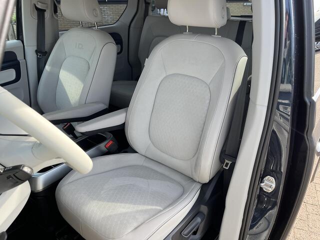 Volkswagen ID. Buzz Pro 77kWh grote accu, zeer luxe uitgevoerd, deels leer, uniek kleuren combinatie binnen met buiten.