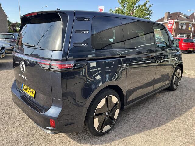 Volkswagen ID. Buzz Pro 77kWh grote accu, zeer luxe uitgevoerd, deels leer, uniek kleuren combinatie binnen met buiten.