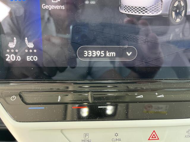 Volkswagen ID. Buzz Pro 77kWh grote accu, zeer luxe uitgevoerd, deels leer, uniek kleuren combinatie binnen met buiten.