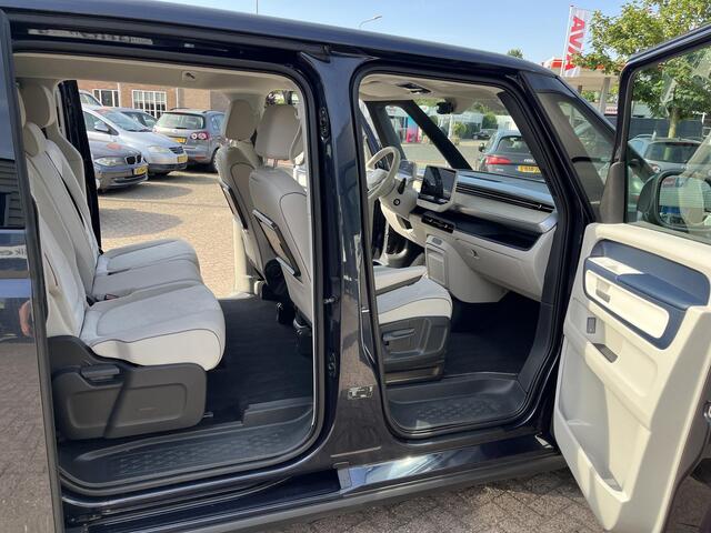 Volkswagen ID. Buzz Pro 77kWh grote accu, zeer luxe uitgevoerd, deels leer, uniek kleuren combinatie binnen met buiten.