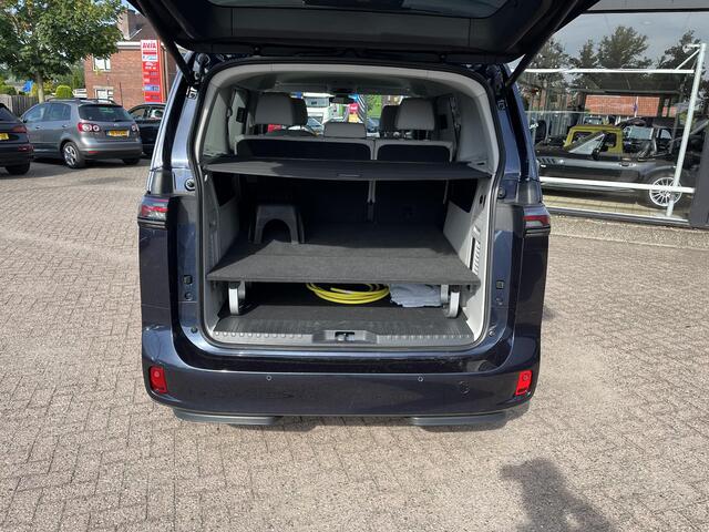 Volkswagen ID. Buzz Pro 77kWh grote accu, zeer luxe uitgevoerd, deels leer, uniek kleuren combinatie binnen met buiten.
