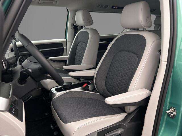 Volkswagen ID. Buzz Pro Bulli 286pk 86 kWh LWB | ¤2.500,= INRUILPREMIE BESCHIKBAAR | 7-zits | LED Matrix koplampen | Trekhaak | Elek. achterklep | Assistance Pakket Plus | Netto-ACTIEprijs; RIJKLAAR INCL. BTW/BPM, (bij koop of lease via HK) |