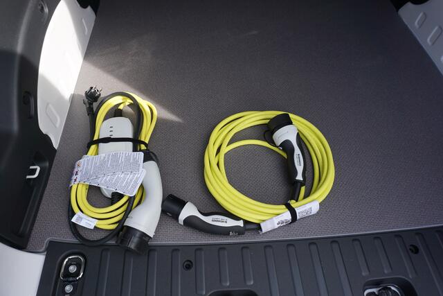 Volkswagen ID. Buzz Cargo 79kWh Accu 286 PK Achterdeuren 3-Zits Camera ACC Trekhaak Cruise Standkachel Apple Carplay
