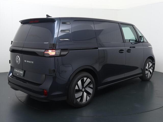 Volkswagen ID. Buzz Cargo Bedrijfswagens Bulli Edition Elektromotor 210 kW (286 pk) 2988 mm | Alarm klasse 3 | Climate control | 19 inch 'Tilburg' velgen | 360° camera | Stuurwiel verwarmd | Trekhaak elektrisch | Multimedia pakket plus | Parkeer pakket | Assistentiepakket | LED pakket | Zijwandbekleding | Schuifdeur links + rechts |