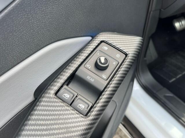 Volkswagen ID.3 First Max 58 kWh | Panorama Dak | Head-Up Display | Stoelverwarming | Navigatie | Camera |