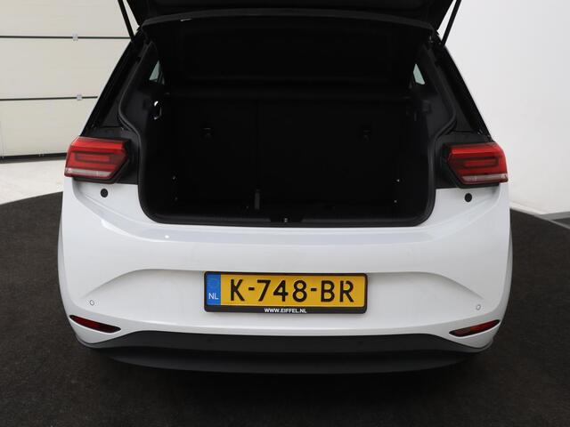 Volkswagen ID.3 First 58 kWh | Stoel & stuurverwarming | Carplay | Trekhaak | Adaptive cruise | Full LED | Navigatie | Parkeerhulp | Climate control