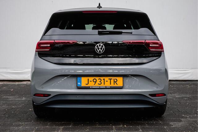 Volkswagen ID.3 First Plus 58 kWh Trekhaak/ Camera/ Stoelverwarming/ Full led/ Navigatie/ Carplay/ 19" Lmv