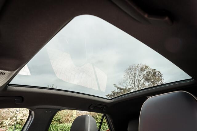 Volkswagen ID.3 PRO 58 kWh 204 Pk | Panoramadak | IQ Light | Adapt. Cruise | 18 inch LMV | Getint Glas