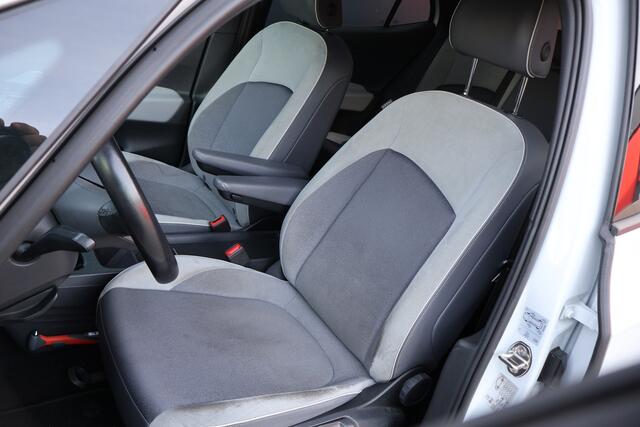 Volkswagen ID.3 First Plus 58 kWh | Origineel NL | Camera | Stuur- en Stoelverwarming | ACC | Navigatie |