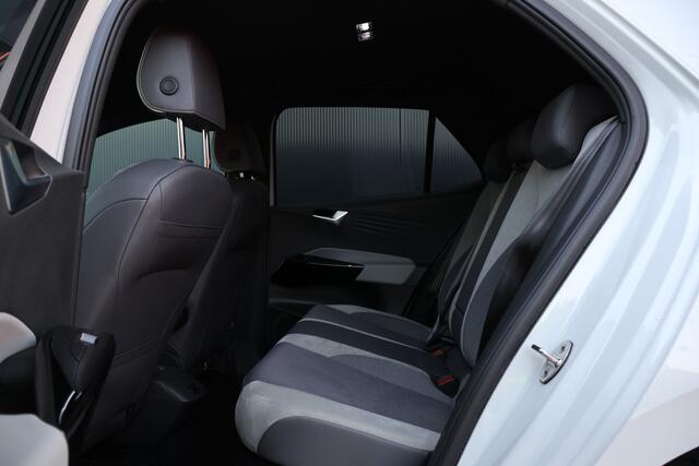 Volkswagen ID.3 First Plus 58 kWh | Origineel NL | Camera | Stuur- en Stoelverwarming | ACC | Navigatie |