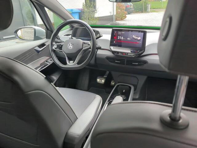 Volkswagen ID.3 First Plus 58 kWh / CAMERA/ PARK. SENSOREN/ IQ. LIGHT/ STOELVERWARM./ NAVI/ CLIMA/ 19" LMV