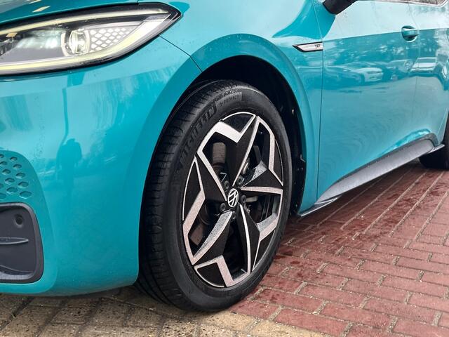 Volkswagen ID.3 First Plus 58 kWh 204pk / IQ LED / Achteruitrijcamera / Parkeersensoren voor + achterzijde / Donkerglas / Stoelverwarming / Navigatie / 19''LMV