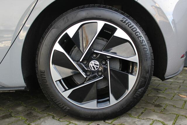 Volkswagen ID.3 Pure 45 kWh | Incl. 12 maanden garantie | Apple Carplay/Android Auto | Navigatie | Climate control | Cruise control adaptief | Lichtmetalen velgen | Parkeersensoren | Bluetooth | Airco