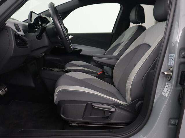 Volkswagen ID.3 First Plus 58 kWh | Trekhaak | Stoel & stuurverwarming | Matrix LED | Camera | Carplay | Sfeerverlichting | Adaptive cruise | Keyless | Navigatie | Climate control | Parkeerhulp