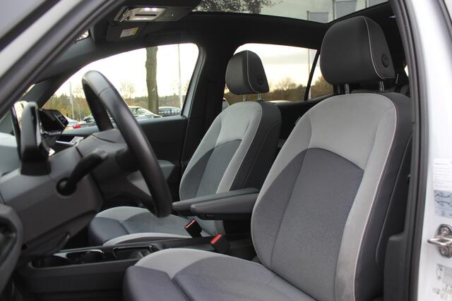 Volkswagen ID.3 First Max 58 kWh / Full option! / Trekhaak / Panoramadak / Camera / Head-up / Keyless / 20'' / ACC / Dodehoek / Elektr. stoelen / Massage / Navigatie / Stuurverwarming
