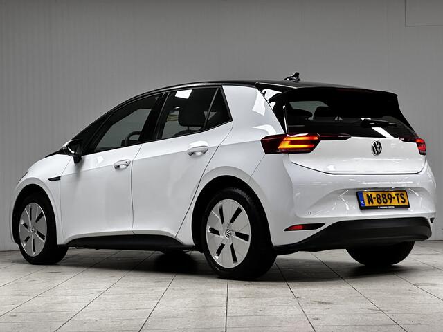 Volkswagen ID.3 Pro 58 kWh/ Two-Tone/ Apple + Android/ LED Koplampen/ Ambient Light/ Virtual Cockpit/ Adaptive Cruise/ Lane-Assist./ Navi/ Clima/ Cruise/ Armsteun/ Multi. LEDER. Stuur/ PDC V+A.