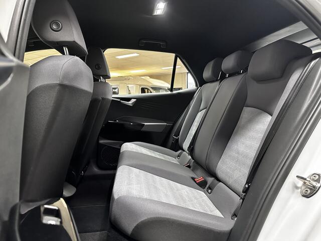 Volkswagen ID.3 Pro 58 kWh/ Two-Tone/ Apple + Android/ LED Koplampen/ Ambient Light/ Virtual Cockpit/ Adaptive Cruise/ Lane-Assist./ Navi/ Clima/ Cruise/ Armsteun/ Multi. LEDER. Stuur/ PDC V+A.