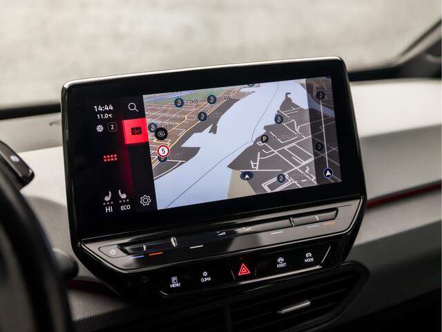 Volkswagen ID.3 First Plus 58 kWh 204Pk Automaat (APPLE CARPLAY, GROOT NAVI, CAMERA, STUUR/STOELVERWARMING, KEYLESS, GETINT GLAS, ADAPTIVE CRUISE, ZWART HEMEL, NIEUWSTAAT)